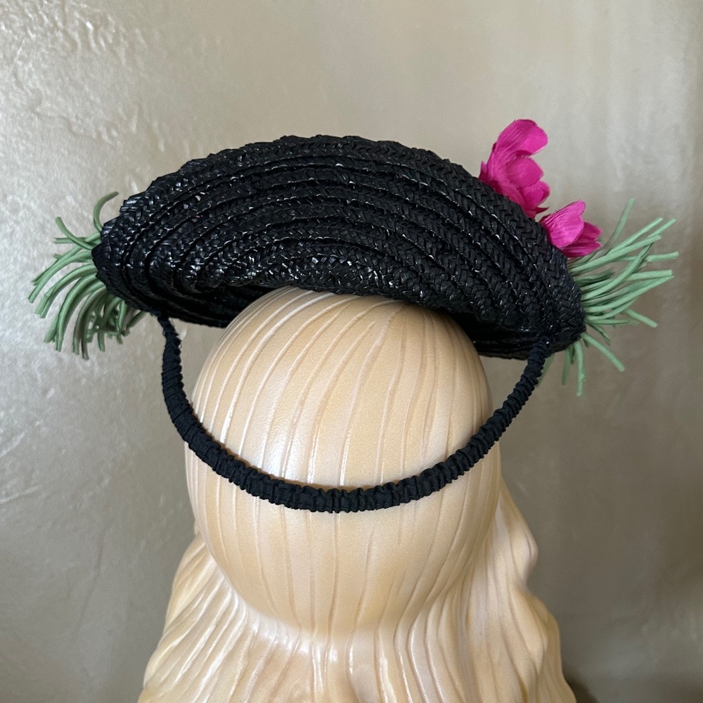 ADORABLE 1940s' BLACK TILT STRAW TOQUE WITH FUCHSIA FABRIC FLOWERS & STEMS - Picture 6 of 12